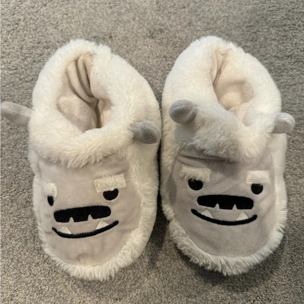 Old Navy Yeti Kids Slippers | Size M (12–13) | White Fuzzy